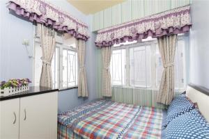 1 dormitorio con 1 cama y 2 ventanas en 3room charming apt,8pax en Hong Kong