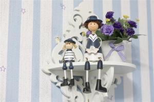 una figurita de dos muñecas sentadas en una mesa con flores en 3room charming apt,8pax en Hong Kong