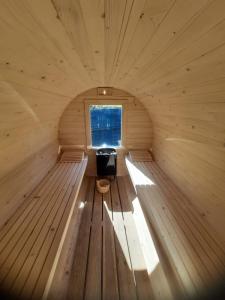 una pequeña sauna de madera con una ventana en ella en Domki Dwa, en Limanowa