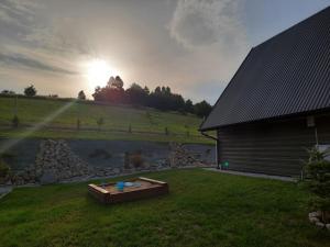 Vonkajšia záhrada v ubytovaní Domki- Limanowa, domki z balią i sauną