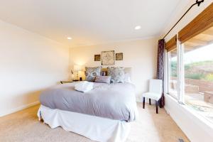 um quarto com uma cama grande e uma janela em Pradera Estate em Carmel