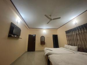 Postel nebo postele na pokoji v ubytování Hotel Peace Ganga Inn