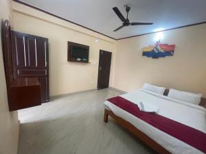 Postel nebo postele na pokoji v ubytování Hotel Peace Ganga Inn