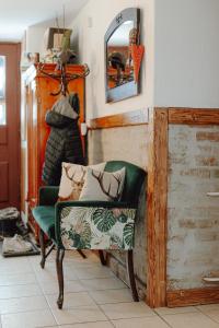 ドウゴポレ・ズドルイにあるDom Gościnny Tatra Novaのリビングルーム(緑の椅子、鏡付)