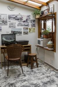 烏斯懷亞的住宿－阿耶佩住宿加早餐旅館，客房设有一张桌子、一把椅子和一台电脑