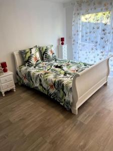 - un canapé installé dans un salon avec un sol dans l'établissement Un moment de détente Maison avec balnéothérapie ., à Prades
