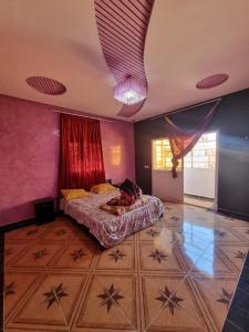 a bedroom with a bed in a room with purple walls at شقق مفروشة الفري in Laayoune