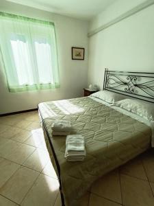 a bedroom with a large bed with two towels on it at Tramonto sul Castello di Poppi in Poppi