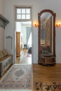 uma sala de estar com um espelho e um sofá em Go to Vilnius em Vilnius