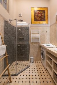 uma casa de banho com um chuveiro e uma máquina de lavar roupa em Go to Vilnius em Vilnius