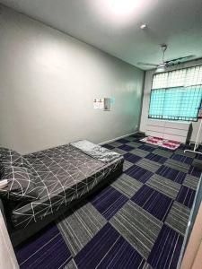 una camera con un letto nell'angolo di una stanza di Mekming Lodging - Homestay a Malacca