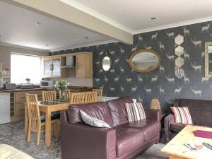 - un salon avec un canapé en cuir et une table dans l'établissement Belle View - 26645, à Bowness-on-Windermere