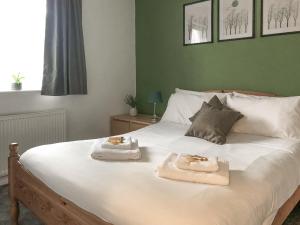 een slaapkamer met een bed met twee handdoeken erop bij Belle View - 26645 in Bowness-on-Windermere