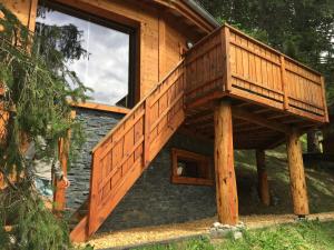 Casa de madera con balcón en la parte superior. en Chalet dans les Arbres, en Saint-Jean-dʼAulps