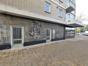 un edificio con un mural en el costado en K50169 Modern apartment near the center and free parking en Eindhoven