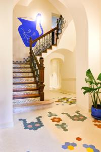 un pasillo con escaleras y un jarrón azul en Casa Clarita, en Valencia