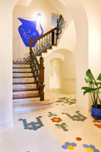 einen Flur mit Treppe mit blauer Vase in der Unterkunft Casa Clarita in Valencia