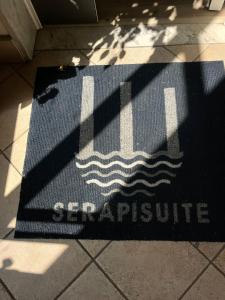 波佐利的住宿－Serapisuite，地板上挂着一个印有花图标的地毯