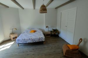 เตียงในห้องที่ Warm accommodation "like at home" in Hyères