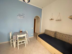 1 dormitorio con 1 cama, mesa y sillas en La Casetta di Azzurra, en Canneto