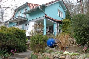 a blue and white house with a garden at F-1042 Ferienwohnung Enna in Ostseebad Sellin