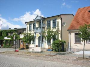 ein Haus an der Seite einer Straße in der Unterkunft F-1065 Brunnenaue Haus Terrasse, für Gruppen geeignet in Sagard