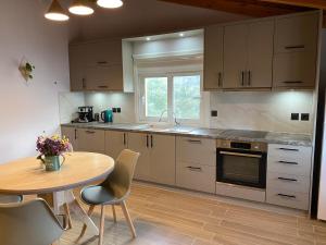 アギア・エフィミアにあるChristina’s loftのキッチン(テーブル、テーブル、椅子付)