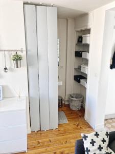 salon z dużą białą szafą w obiekcie Appart/Loft hyper centre POISSY, RER : 2min à pied w mieście Poissy