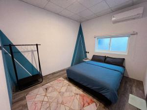 a bedroom with a blue bed in a room at 私家潛水旅宿 in Green Island