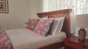 拉特瓦伊達的住宿－Balsora Hotel Boutique，一张带枕头的床和一张带台灯的桌子