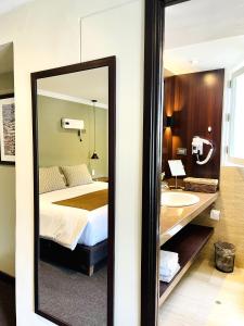 a bedroom with a mirror and a bed and a sink at CASA MONTES PARDO in Cusco