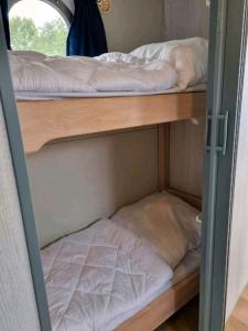 Fotografie z fotogalerie ubytování Hausboot STEHEND Grey Pearl v destinaci Fürstenberg-Havel + 7 fotografií