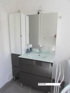 uma casa de banho com um lavatório e um espelho em vacances de charme et au calme ;) em Bormes-les-Mimosas