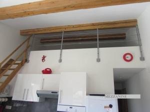 uma cozinha com armários brancos e um tecto em vacances de charme et au calme ;) em Bormes-les-Mimosas