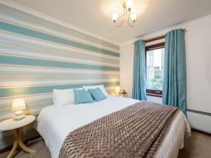 ノース・バーウィックにあるSpringfield Viewのベッドルーム1室(ストライプの壁のベッド1台付)