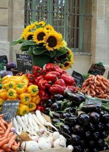 eine Präsentation von Obst und Gemüse auf dem Markt in der Unterkunft Chez Franck et Gisele in LʼIsle-sur-la-Sorgue + 7 Fotos
