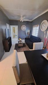 - un salon avec un canapé et une table dans l'établissement A-List Villas, à Rodney Bay Village