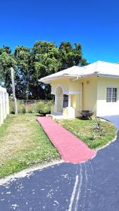 dom z czerwonym dywanem przed nim w obiekcie A-List Villas w mieście Rodney Bay