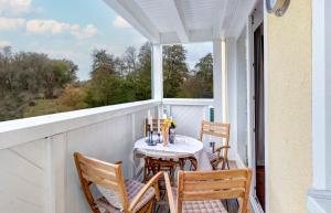 eine Veranda mit einem Tisch, Stühlen und einem Fenster in der Unterkunft Villa Madeleine KU 01 in Bansin