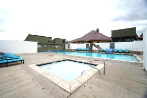 Πισίνα στο ή κοντά στο Multi Resorts at Bear Lake