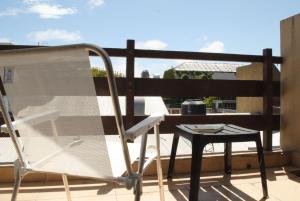 uma cadeira e uma mesa numa varanda em La Brisa em Mar del Plata