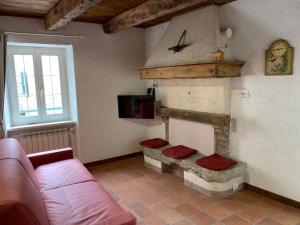 un salon avec un canapé et une cheminée dans l'établissement Casa vacanze Il Melograno, à Tremosine