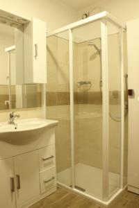 une salle de bain blanche avec une douche et un lavabo dans l'établissement Casa vacanze Il Melograno, à Tremosine 13 autres photos