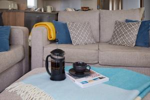 einen Couchtisch mit einem Wasserkocher auf der Couch in der Unterkunft Nirvana Coastal Retreat Holiday Home in Cayton