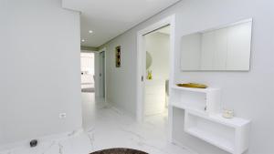 a white hallway with white walls and white marble floors at Marina Retreat - CleverDetails, for 2 adults and 2 children, Jacuzzi, near the Marina and the beach in Vilamoura