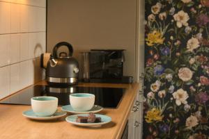 Schoonlooにあるappartement Elperhof 16Bのキッチンカウンター(カップ2つ、お茶ポット付)