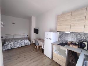 ein kleines Schlafzimmer mit einem Bett und einem Schreibtisch. in der Unterkunft Il Portico Affittacamere Bologna in Bologna