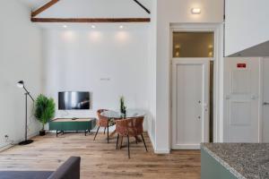 a kitchen and dining room with a table and chairs at Design Setubal in Setúbal