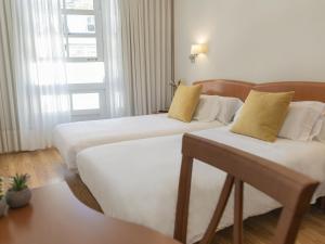 Hostal ALBA Lugo客房内的一张或多张床位