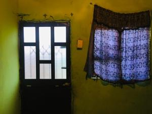 una porta e una finestra in una stanza di Purple a Durban